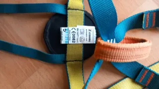 Arnés escalada infantil y pies de gato