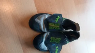 Arnés escalada infantil y pies de gato