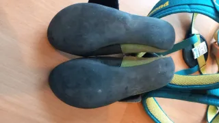 Arnés escalada infantil y pies de gato