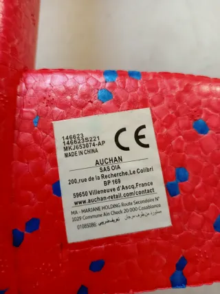 Avión de juguete rojo