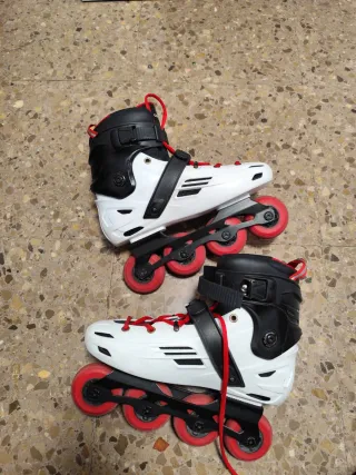 Patines en línea blancos y negros