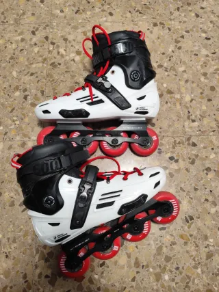 Patines en línea blancos y negros