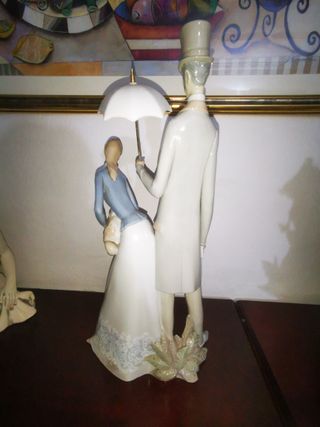 Figura de porcelana pareja con perro
