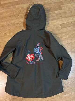Abrigo Desigual verde oliva con capucha