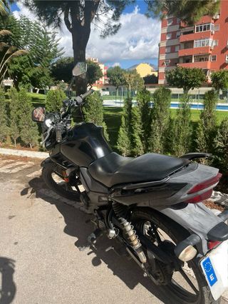 Moto Yamaha 125cc Negra