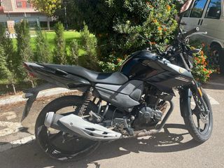 Moto Yamaha 125cc Negra