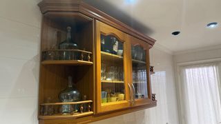 Mueble de cocina de madera y cristal