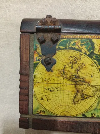 Scatola in legno decorata con mappa vintage