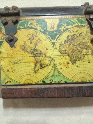 Scatola in legno decorata con mappa vintage