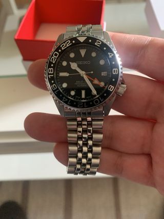 Reloj Seiko GMT Negro y Plateado