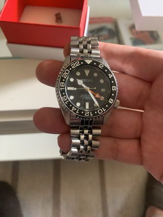 Reloj Seiko GMT Negro y Plateado