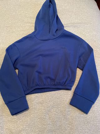 Sudadera corta con capucha y pantalón de chandal.