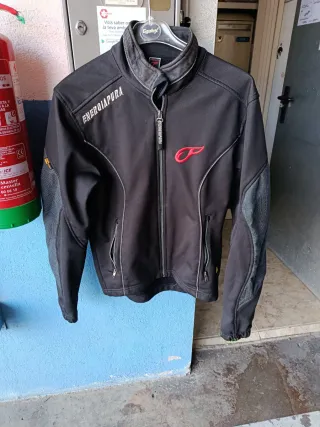 Chaqueta Energia Pura Negra y Roja