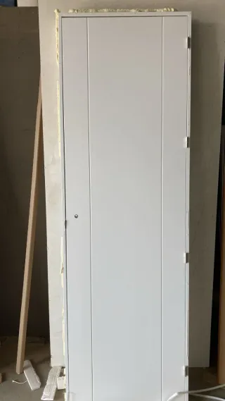 Puerta blanca con dos líneas