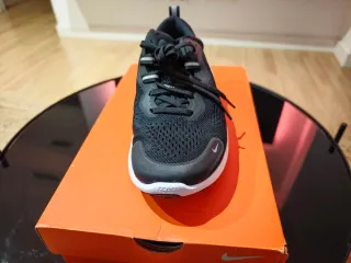 Nike React Miler 2 WMNS Negro/Blanco.