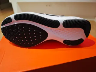 Nike React Miler 2 WMNS Negro/Blanco.