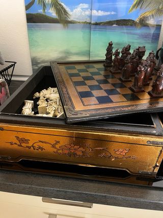 Ajedrez de madera con figuras únicas