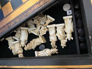 Ajedrez de madera con figuras únicas