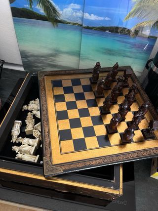 Ajedrez de madera con figuras únicas