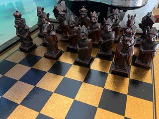 Ajedrez de madera con figuras únicas