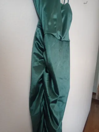 Vestido fiesta satén verde tirantes