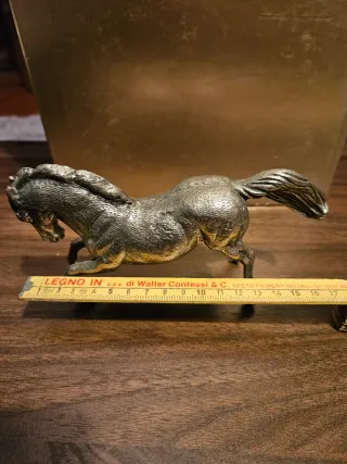 Cavallino in metallo