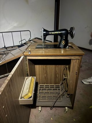 Máquina de coser Alfa antigua