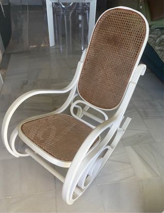 Dolce culla vintage in rattan e legno bianco