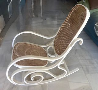 Dolce culla vintage in rattan e legno bianco
