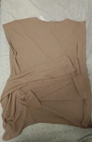 Camiseta fina de Zara anudada