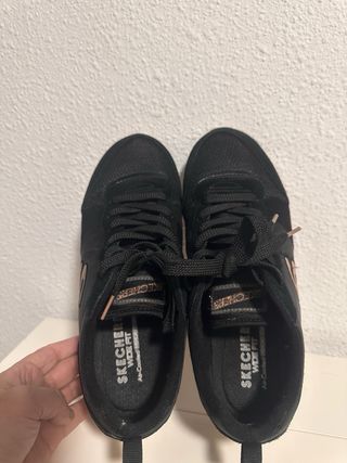 Zapatillas Skechers Negras y Doradas