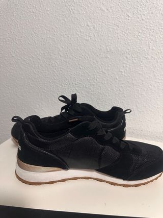 Zapatillas Skechers Negras y Doradas
