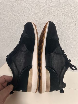 Zapatillas Skechers Negras y Doradas