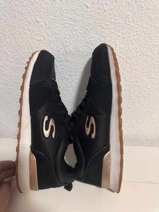 Zapatillas Skechers Negras y Doradas