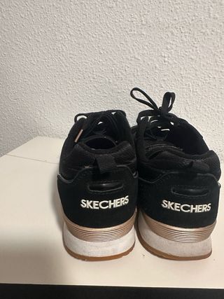 Zapatillas Skechers Negras y Doradas