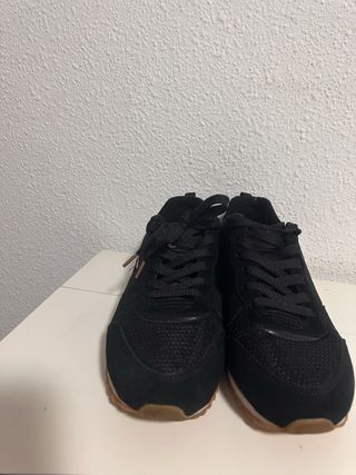 Zapatillas Skechers Negras y Doradas