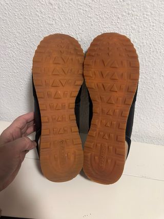 Zapatillas Skechers Negras y Doradas