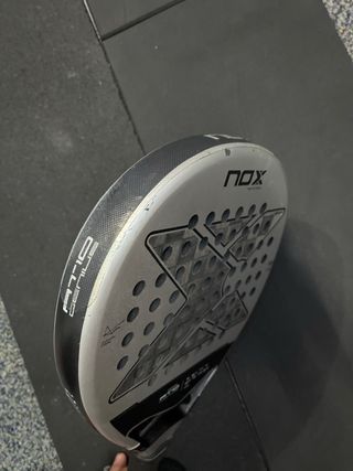 Pala de pádel NOX AT10 reparada