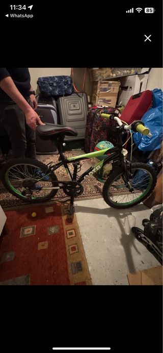 Bicicleta infantil verde y negra