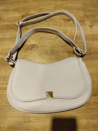 Bolso beige con detalle dorado