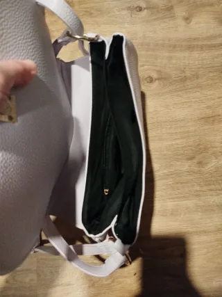 Bolso beige con detalle dorado