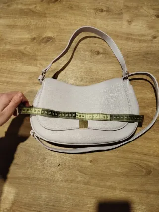 Bolso beige con detalle dorado