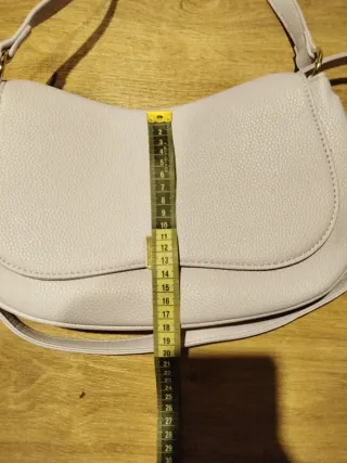 Bolso beige con detalle dorado