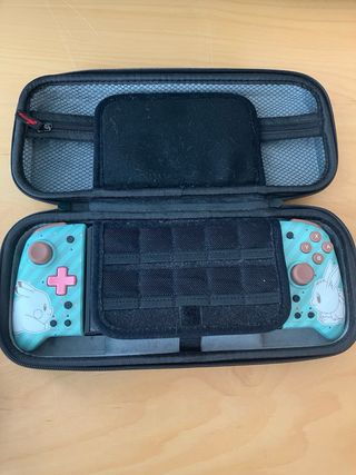 Nintendo Switch OLED con controller rosso Mario e altro