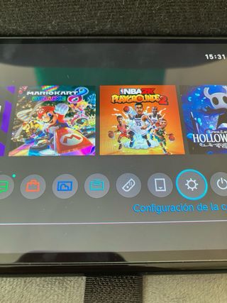 Nintendo Switch OLED con controller rosso Mario e altro