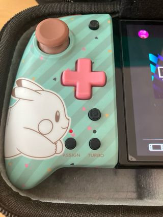 Nintendo Switch OLED con controller rosso Mario e altro