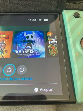 Nintendo Switch OLED con controller rosso Mario e altro