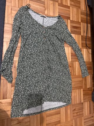 Vestido verde con flores blancas