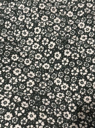 Vestido verde con flores blancas