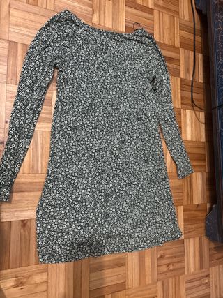 Vestido verde con flores blancas